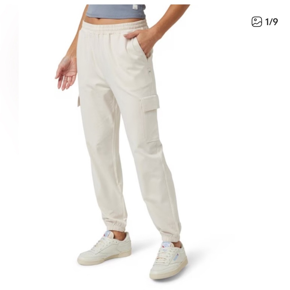 Vuori Women's Cream Cargo Jogger Pants